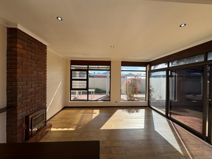 To Let 6 Bedroom Property for Rent in Table View Western Cape